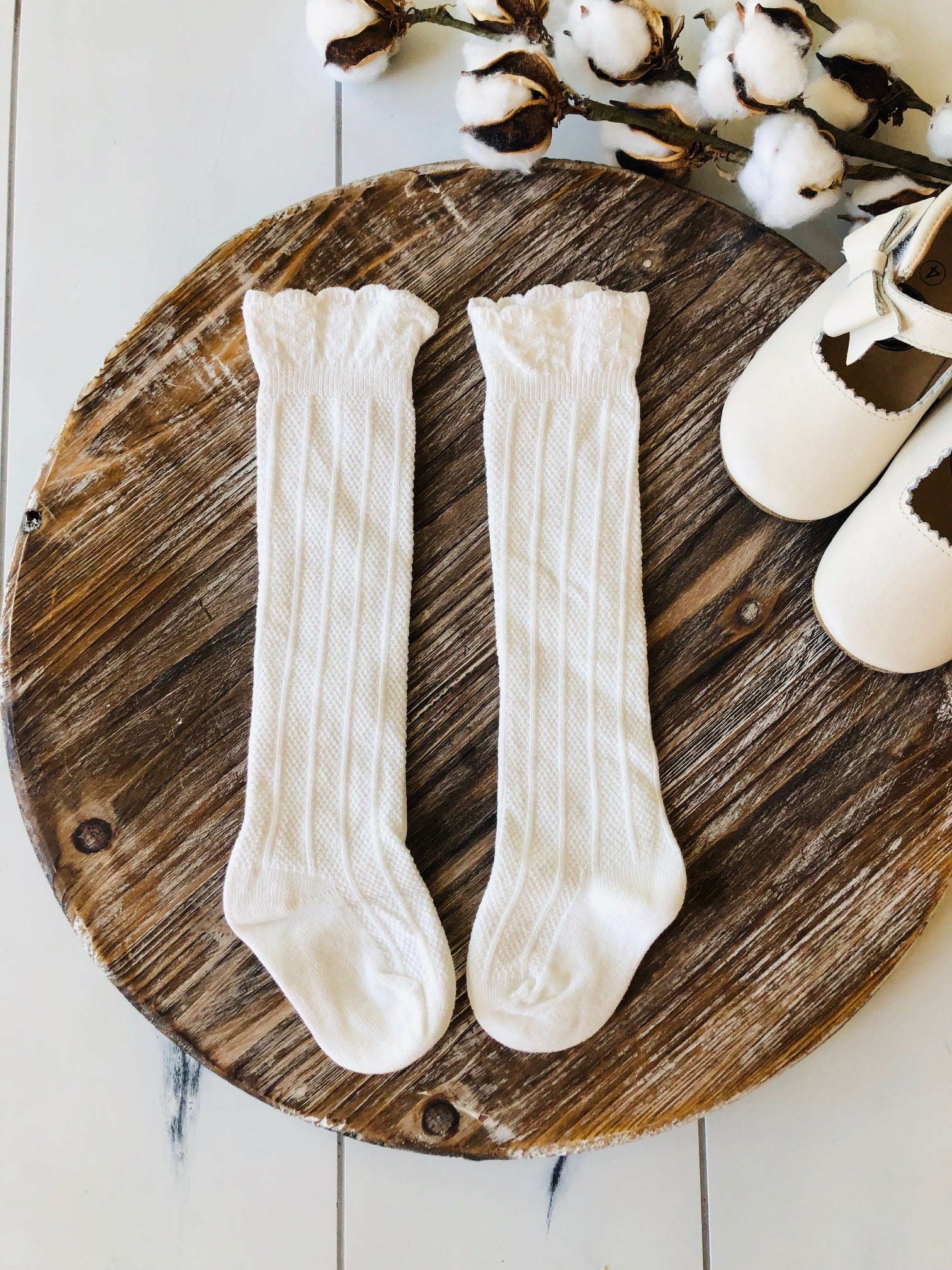 White cable knit knee-high socks for children – soft and stylish kids’ socks